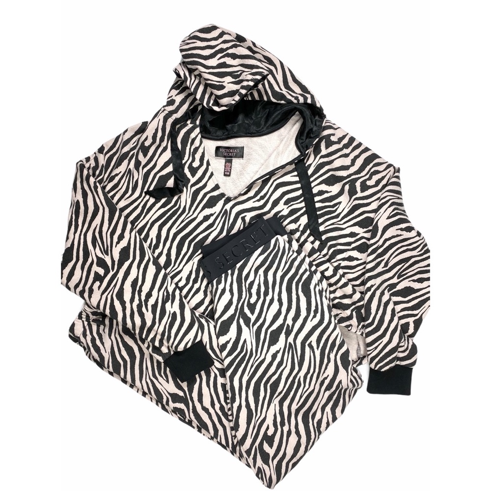 ♦️SOLD♦️Victoria’s Secret Zebra Fleece Jogger Set - Picture 2 of 16